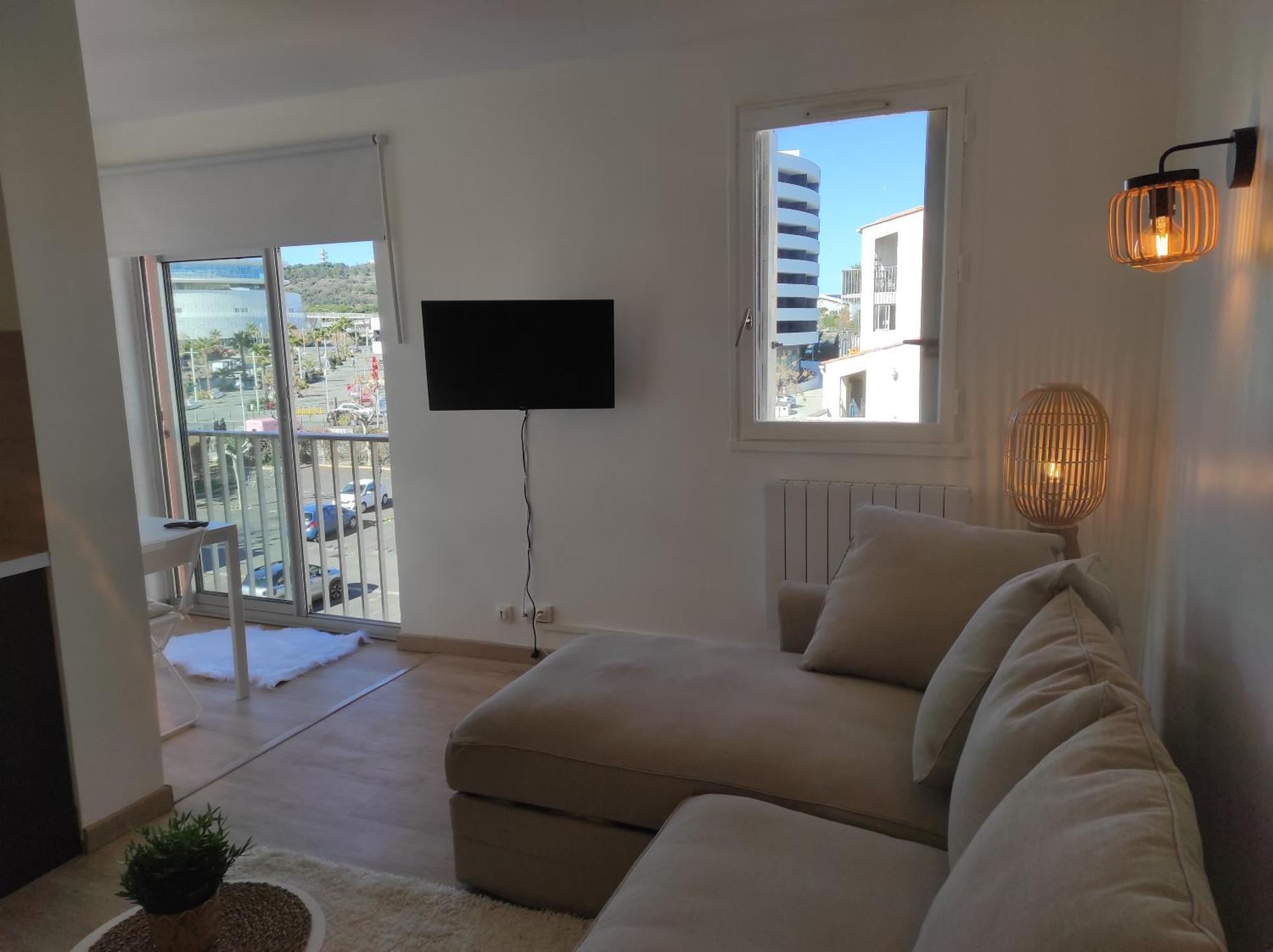 Centre Port,Studio Cosy,Vue Piscine Et Sur Le Parking Prive Ainsi Que Le Mont Saint Martin Agde Extérieur photo